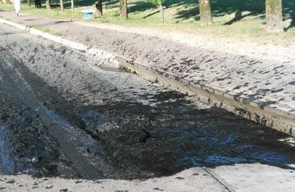 Tiraron aceite de motor en una calle de Santa Rosa y colapsaron las cloacas