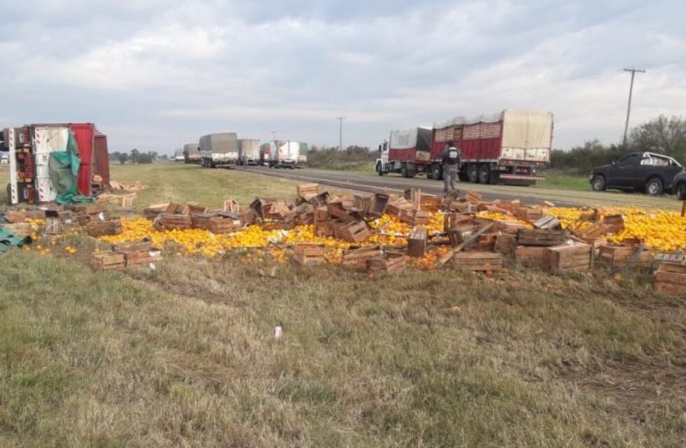 Autovia 14: volcó un camión con frutas