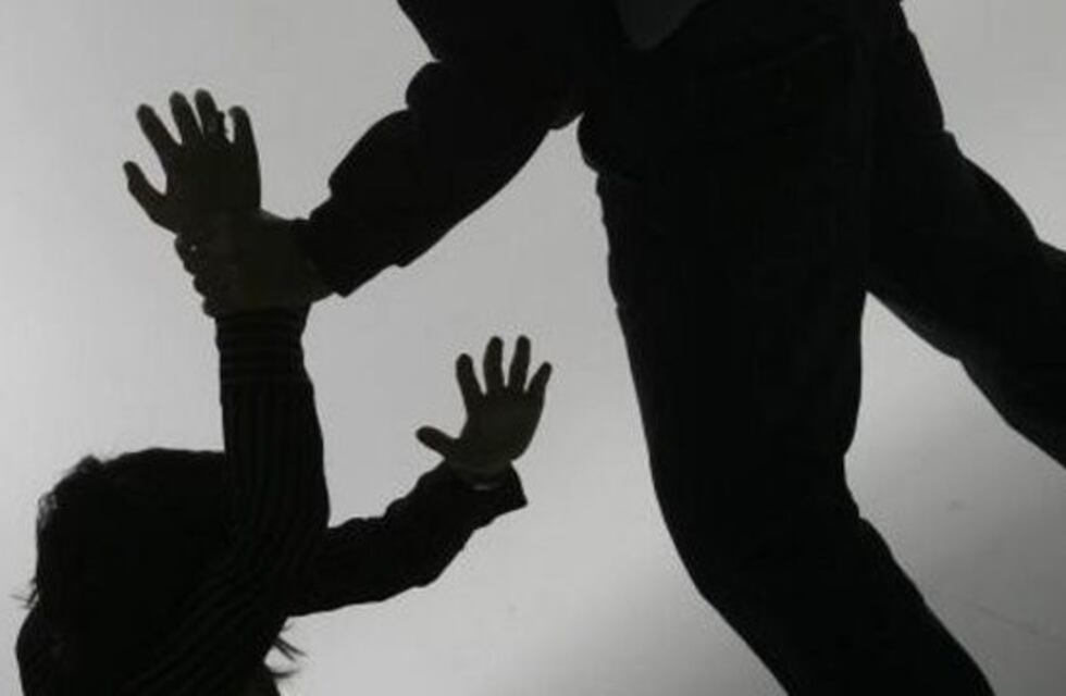 Encerró, golpeó y abusó de su ex luego de que le dijera que iba a salir con amigas