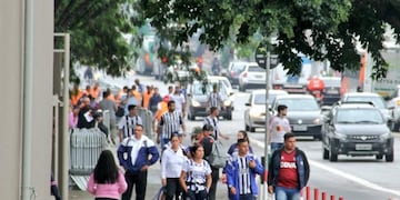Los hinchas de Talleres comprando entradas en Brasil para el partido contra San Pablo\u002E
