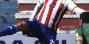 Bolivia's Walter Veizaga (R) and Paraguay's Nestor Ortigoza vie for the ball during their 2018 FIFA World Cup qualifier football match in La Paz, on November 15, 2016. / AFP PHOTO / AIZAR RALDES