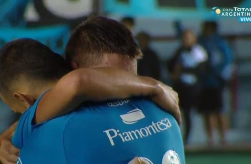 El emotivo abrazo final de los jugadores de Belgrano a Miguel Martínez