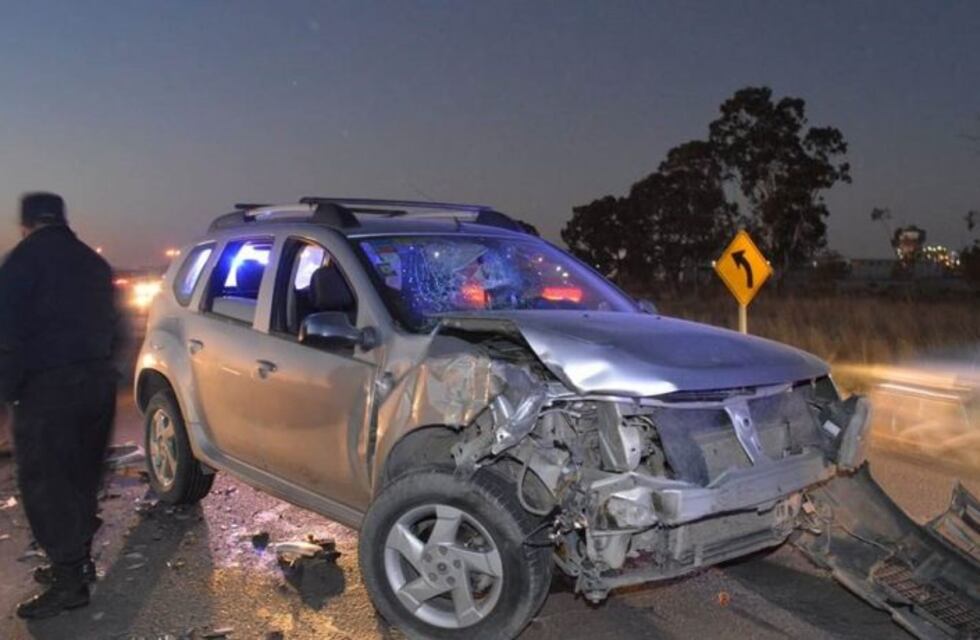 Un herido de gravedad tras un choque entre una camioneta y un camión de combustibles