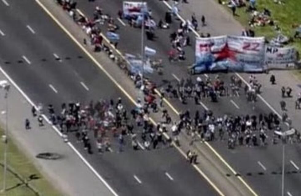 Infantería desalojó sin incidentes el corte de la autopista Buenos Aires-La Plata