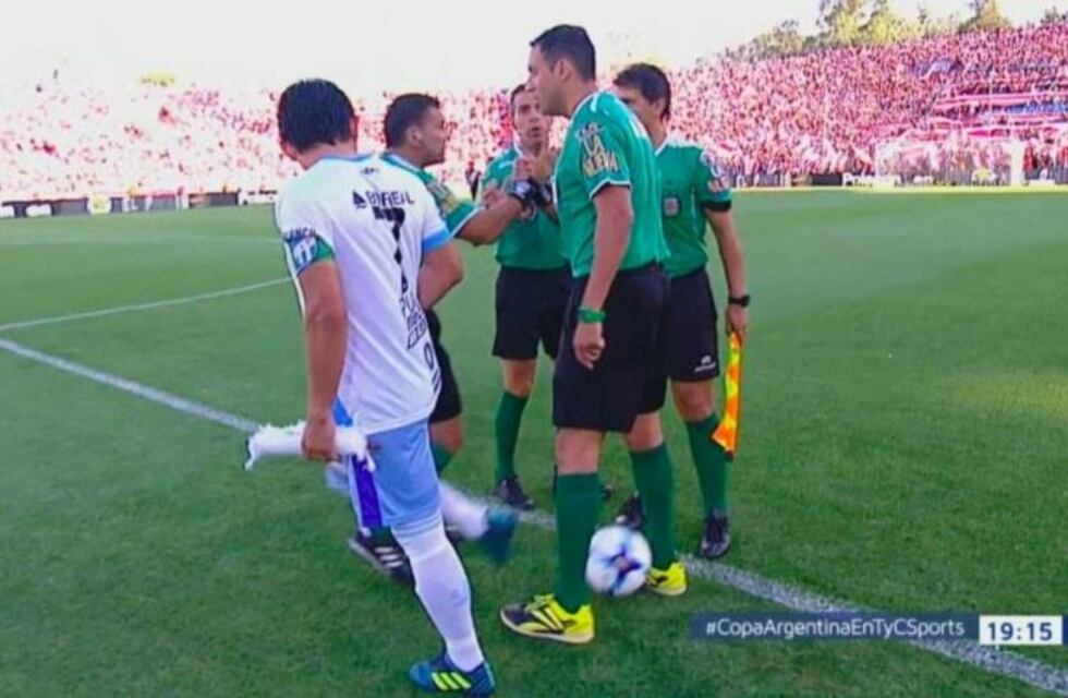 Fantasía pura: el Pulga Rodríguez le tiró un caño al árbitro