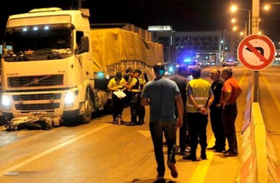 Falleció una joven motociclista al ser arrollada por un camión en Santa Rosa