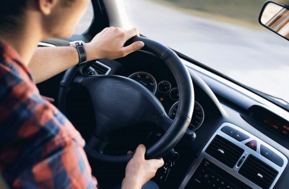 ¿Cómo adoptar una posición ergonómica durante la conducción?