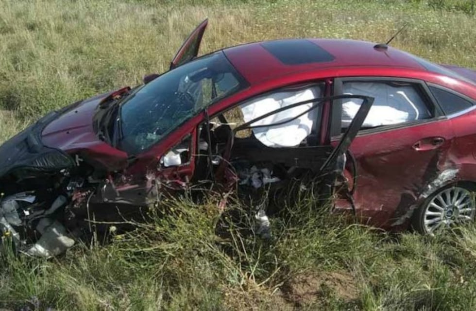 Un auto chocó contra un camión en la Ruta Nacional N° 188, cerca de Coronel Hilario Lagos