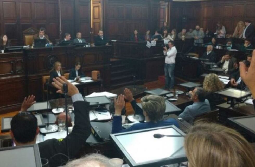 Mendoza: proponen suspender el pago de refrigerios y celulares a diputados