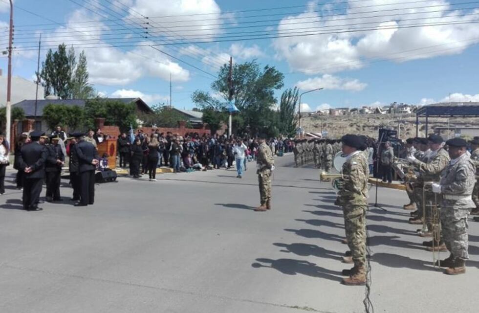 Desfile cívico - militar del 118 aniversario de Caleta Olivia