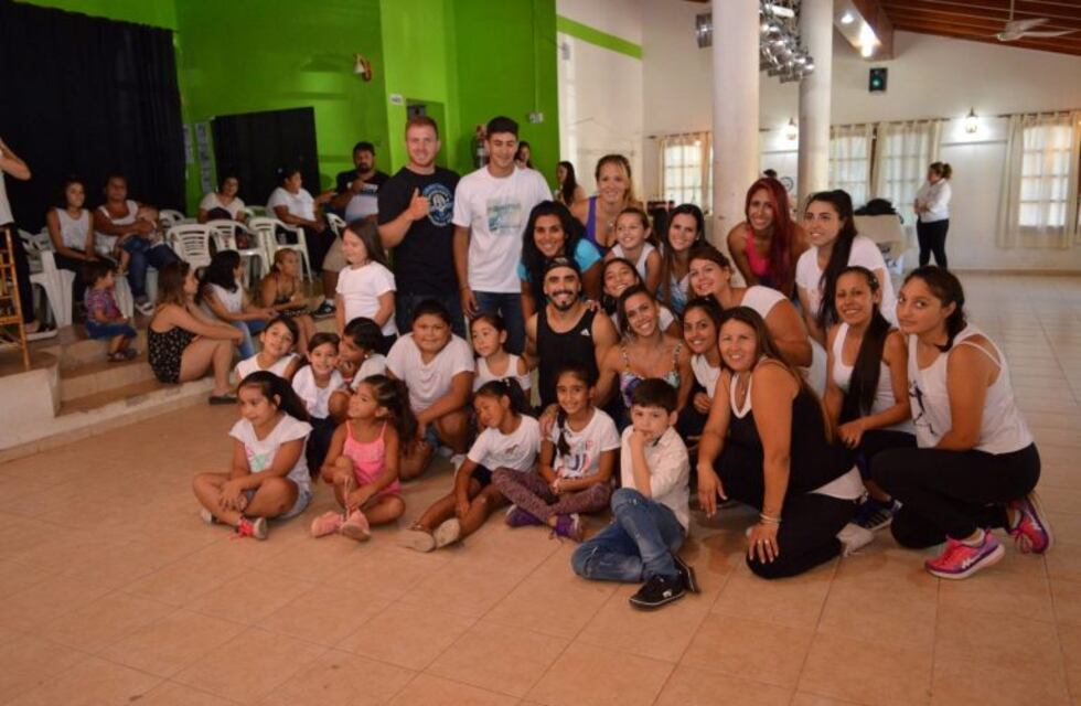 Fer Bertona y Sol Bayona le cumplieron el sueño a una escuelita de danza