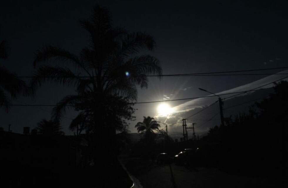 Las nubes complicaron la vista  del eclipse solar en Tucumán