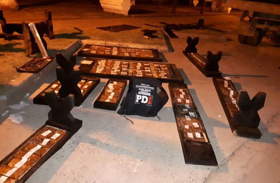 Insólito: hallaron 126 kilos de marihuana ocultos en muebles abandonados sobre la ruta