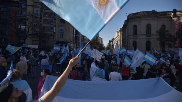 Banderas, cacerolas y de fondo el Patio Olmos\u002E Escena repetida en los últimos fines de semana\u002E