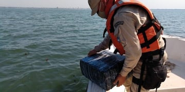 La fuerza fue alertada por un navegante, quien divisó el paquete flotando\u002E