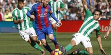 GRA102. SEVILLA, 29/01/2017.- El delantero argentino del FC Barcelona, Lionel Messi, se lleva la pelota ante Matu00edas Nahuel (i) y Aissa Mandi (d), del Real Betis, durante el partido de Liga de Primera Divisiu00f3n frente al Real Betis correspondiente a la jornada 20 que juegan hoy en el estadio Benito Villamaru00edn de Sevilla. EFE/Julio Muu00f1oz