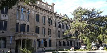 Suspendieron las clases en el Colegio Nacional de la Plata tras el intento de suicidio de una alumna