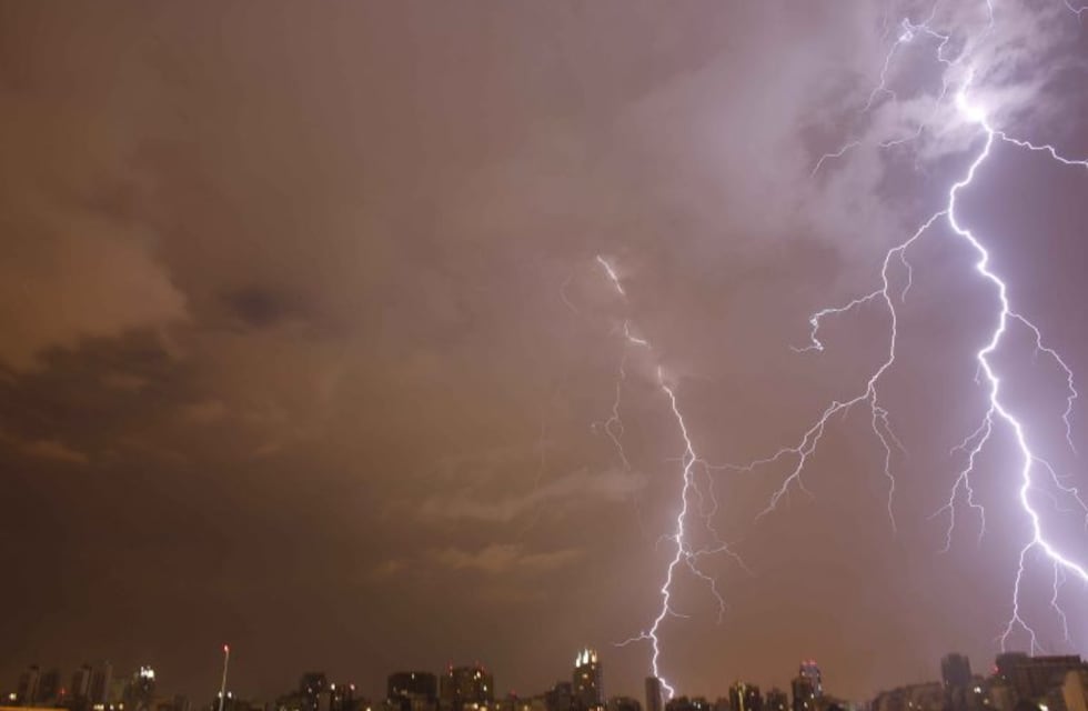 ¿Cayó un rayo en pleno Microcentro de Buenos Aires?: la confusión de los vecinos