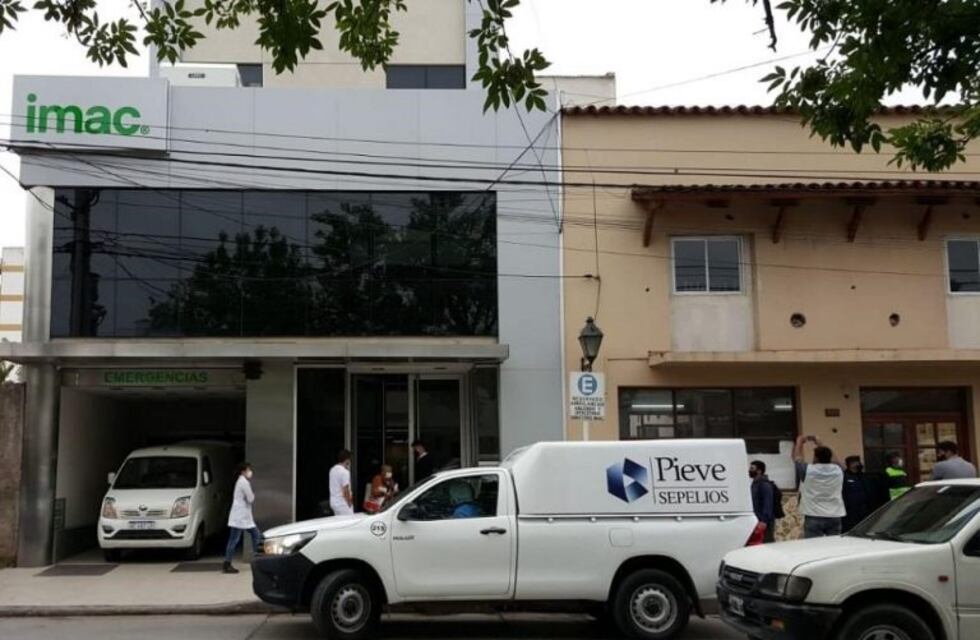 Un paciente con Covid murió tras arrojarse por la ventana de una clínica salteña