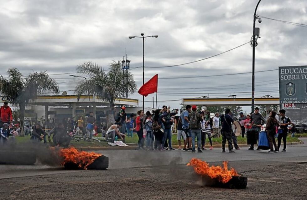 Acatamiento dispar al paro en San Nicolás con cortes y movilización