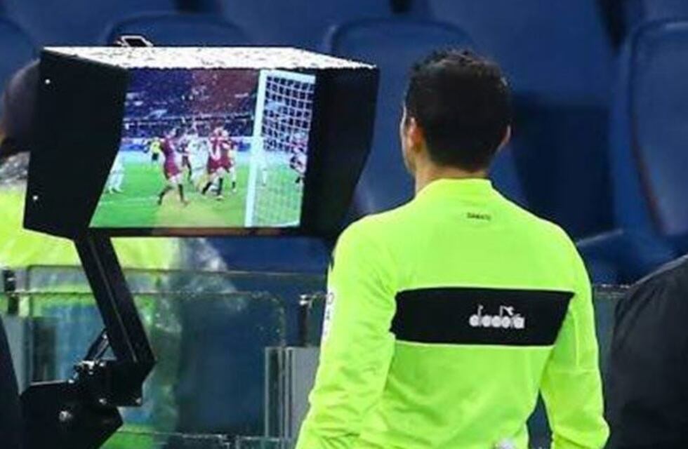 Charla virtual sobre arbitraje de fútbol y la influencia del VAR