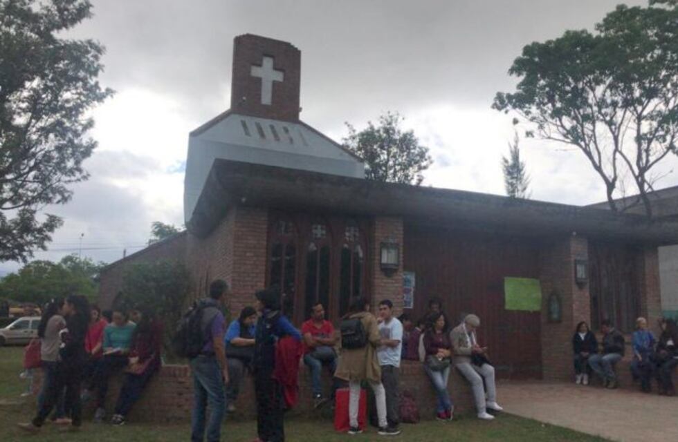 Grupos a favor y en contra de sacar la capilla de la UNSa se congregaron en el predio