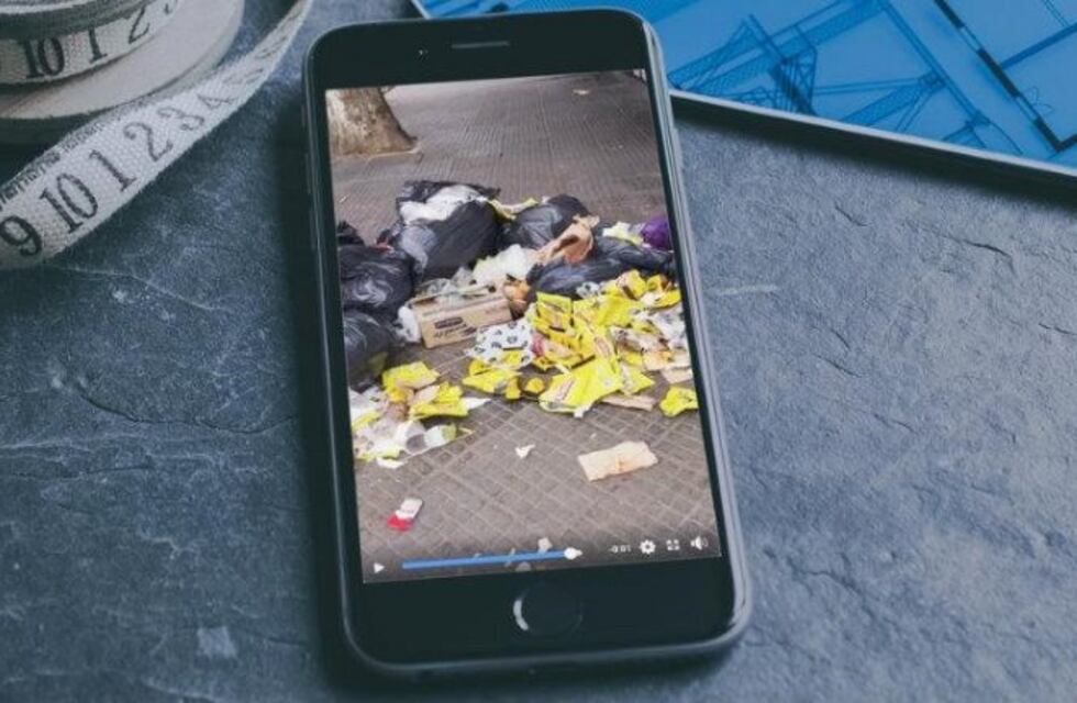 Una cervecería dejó basura desparramada por toda la vereda