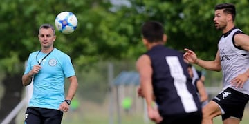 Pablo Lavallén dirigió este jueves su primera práctica de fútbol en la B\u002E
