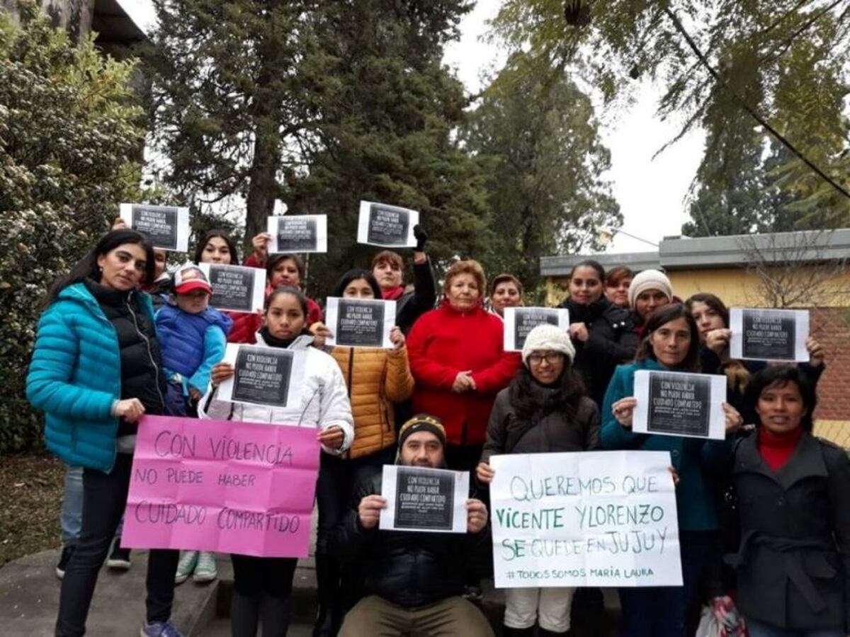 Padres apoyan a María Laura Domínguez en la puerta de la escuela de sus hijos