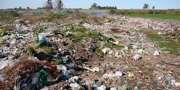 Encontraron una camioneta quemada en el basural de San Benito