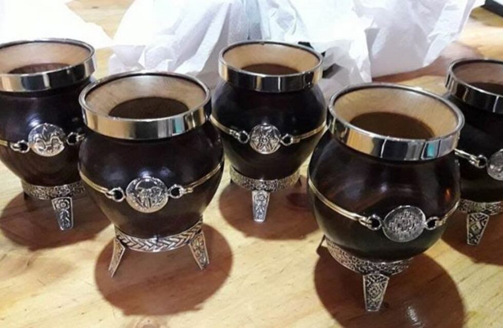 Un artesano de Luan Toro fabrica y vende a todo el país mates en madera de caldén