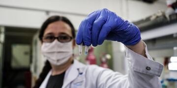 Una científica de un laboratorio del Consejo Nacional de Investigaciones Científicas y Técnicas (Conicet) de Argentina trabaja con muestras de reactivos para la toma de pruebas de COVID-19. (Foto: EFE/ Juan Ignacio Roncoroni)