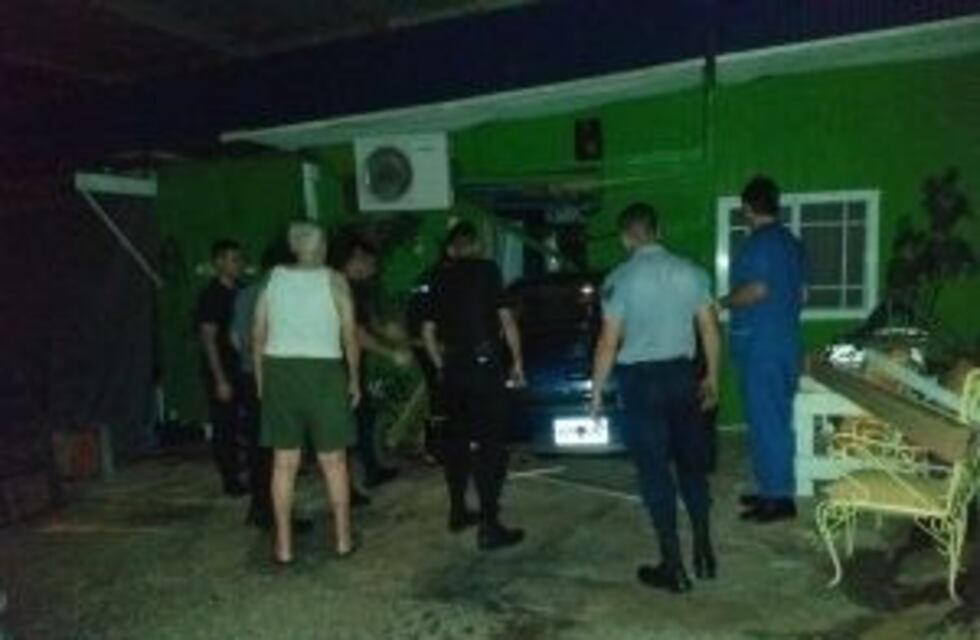 Perdió el control y atravesó una pared de su vivienda con el auto