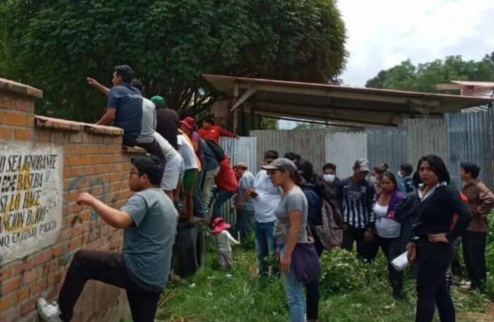 Histeria colectiva por el coronavirus: padres irrumpieron en un colegio de Bolivia para retirar a sus hijos