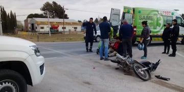 Choque entra una moto y una camioneta