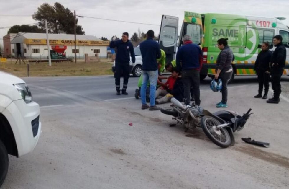 Choque entre una moto y una camioneta: un herido