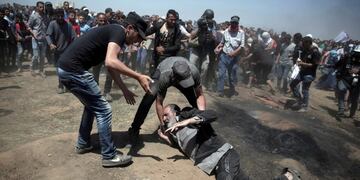 Un anciano cae al piso tras recibir un disparo de tropas israelíes\u002E