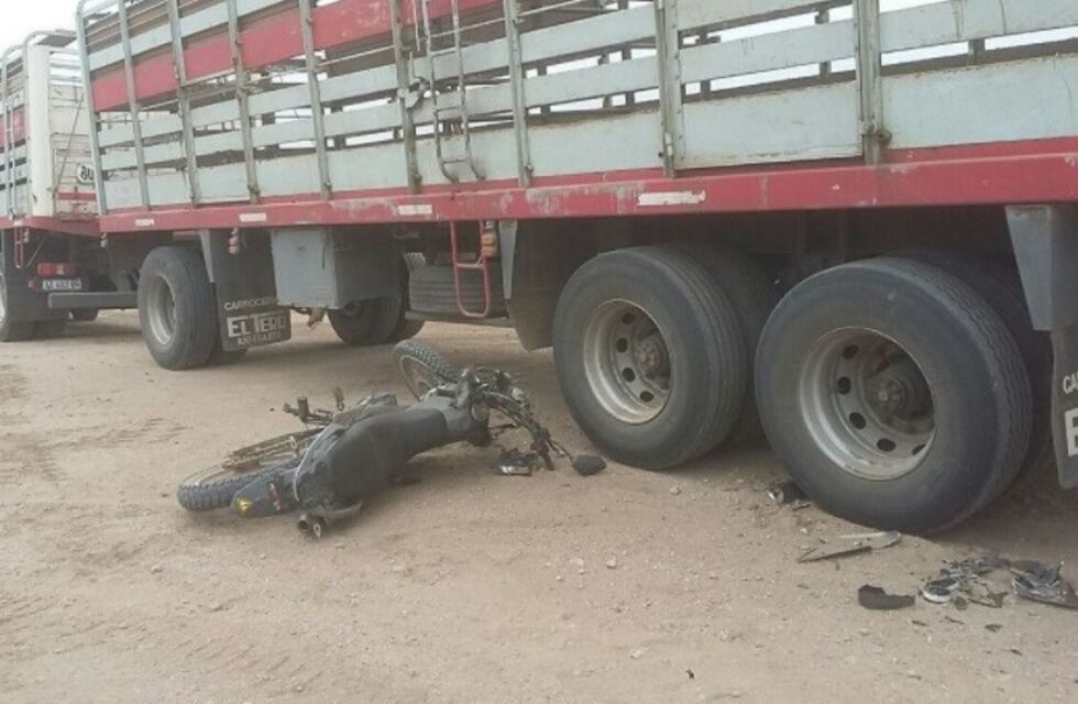 Iba en moto, chocó y murió aplastado por las ruedas de un camión