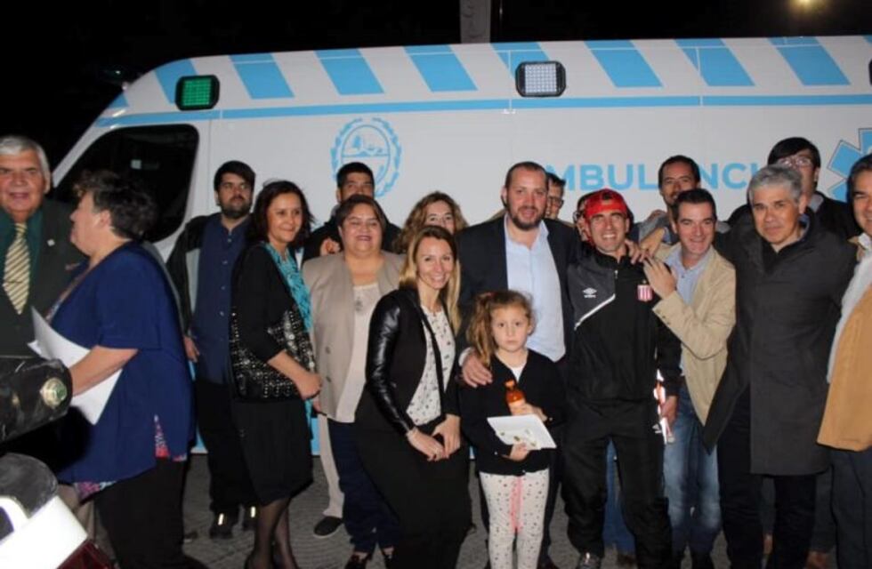 Piedra Buena: entrega de ambulancia y kit deportivo