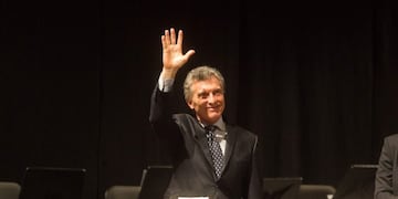 DYN42, BUENOS AIRES 04/09/2017, EL PRESIDENTE DE LA NACION MAURICIO MACRI SALUDA AL PUBLICO PRESENTE, ESTA NOCHE AL INICIO DEL CONCIERTO POR LOS 500 AÑOS DE LA REFORMA EVANGÉLICA, EN EL TEATRO COLÓN\u002E FOTO: DYN/ALBERTO RAGGIO\u002E buenos aires mauricio macri CONCIERTO POR LOS 500 AÑOS DE LA REFORMA EVANGeLICA presidente de la nacion teatro colon