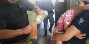 Dos oficiales de barranqueras contienen al niño de 3 años que encontraron perdido en la calle\u002E