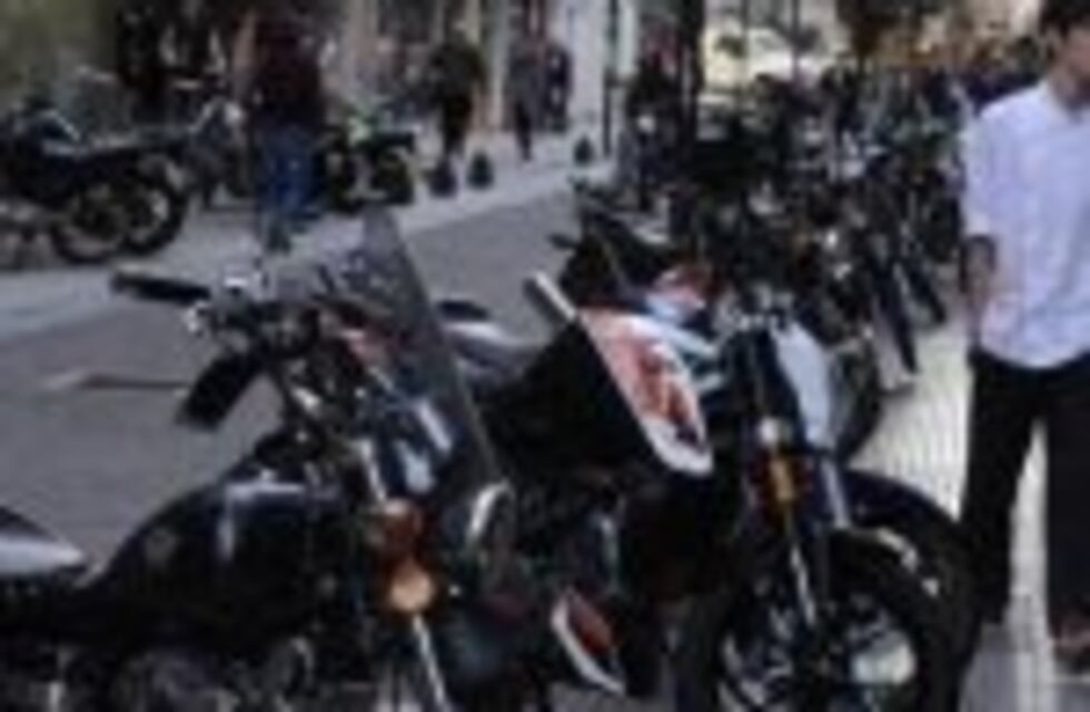 Acarrearán motos mal estacionadas en el microcentro para despejar las veredas