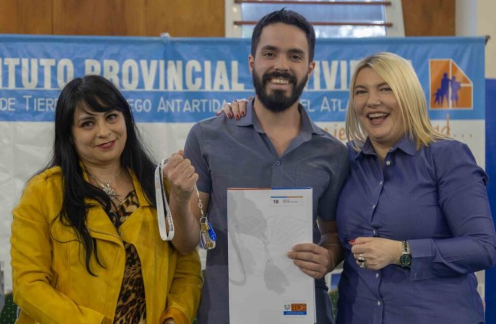 Bertone entregó sesenta viviendas a trabajadores de la Cooperativa Renacer