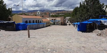 La explanada del Monumento a los Héroes de la Independencia, en Humahuaca, permanece totalmente despejado, sin vendedores, turistas ni pobladores\u002E