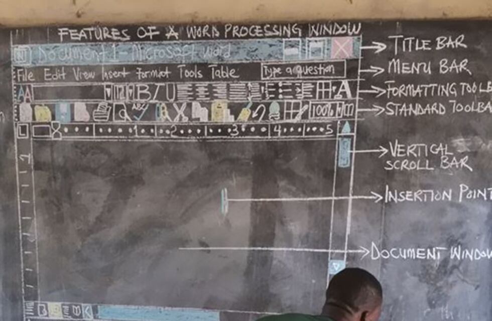 Tan solo con un pizarrón, un profesor de Ghana les enseño a sus alumnos a usar "Word"
