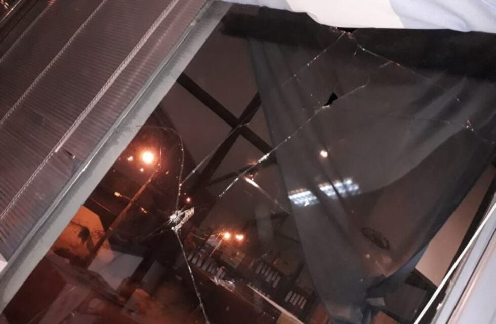 Atacaron a piedrazos el edificio de Bariloche en Red