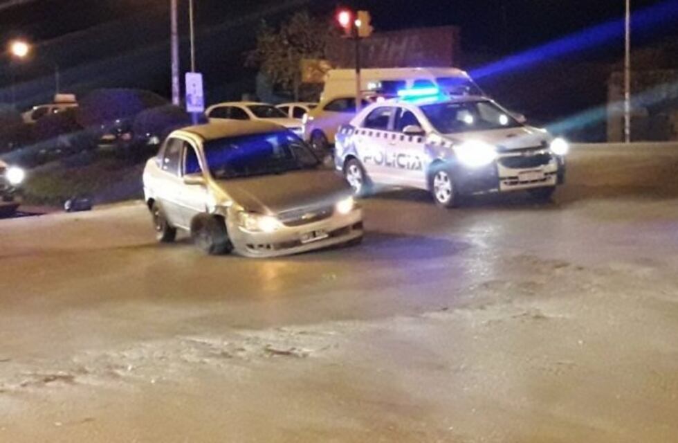 Policía ebrio con el carnet vencido chocó contra un taxista en Neuquén