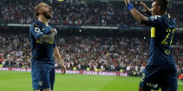 Dario Benedetto of Argentina's Boca Juniors, left, celebrates with teammate Sebastian Villaduring the Copa Libertadores final soccer match against Argentina's River Plate at the Santiago Bernabeu stadium in Madrid, Spain, Sunday, Dec\u002E 9, 2018\u002E (AP Photo/Thanassis Stavrakis) madrid españa  campeonato torneo copa libertadores 2018 futbol futbolistas partido final river plate boca juniors