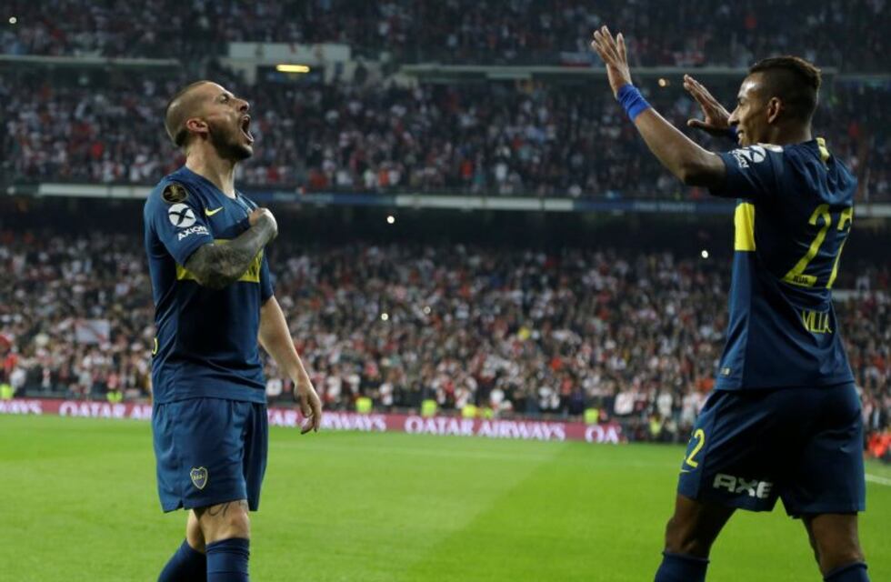 La divertida bandera que le dedicaron los hinchas de River a Dario Benedetto