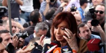 ARCHIVO - La ex presidenta argentina Cristina Fernu00e1ndez de Kirchner, hablando con la prensa el 31/10/2016. La ex mandataria solicitu00f3 el 14/11/2016 al juez federal Claudio Bonadu00edo ser enviada con